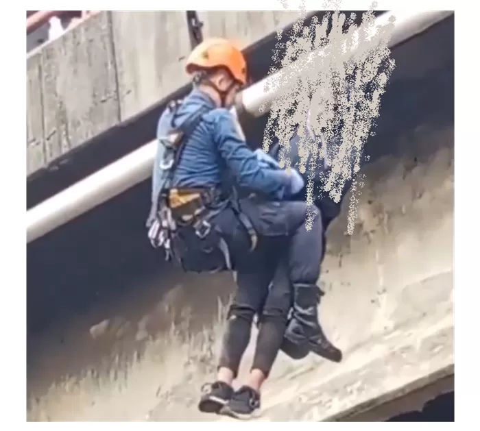 Jasad seorang pria ditemukan tergantung di flyover Cimindi Cimahi, Bandung. (Foto: Tangkap layar/edited)