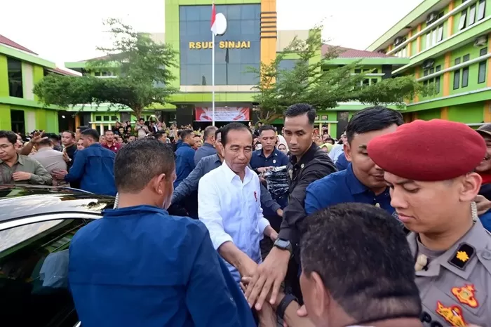 Presiden Jokowi saat mengunjungi RSUD Sinjai. (Foto: Instagram @jokowi)