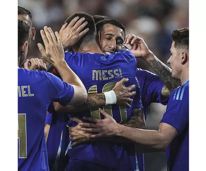 Lionel Messi dan Angel Di Maria berpelukan. (Foto: Instagram @angeldimariajm)