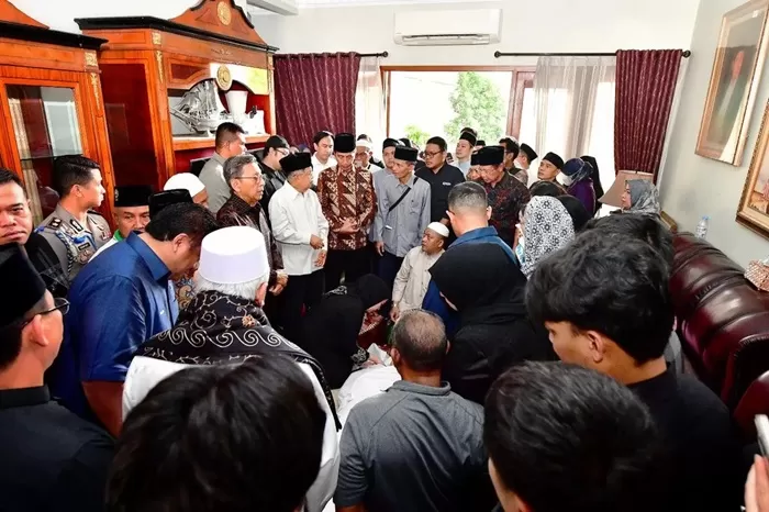 Presiden Jokowi melayat di rumah duka, Hamzah Haz. (Foto: Instagram @jokowi)