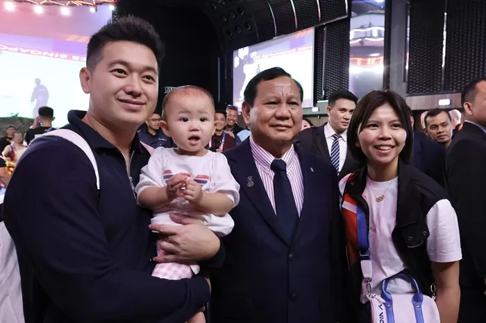 Momen foto bersama Prabowo Subianto dan keluarga Greysia Polii di Paris. (Foto: Istimewa)