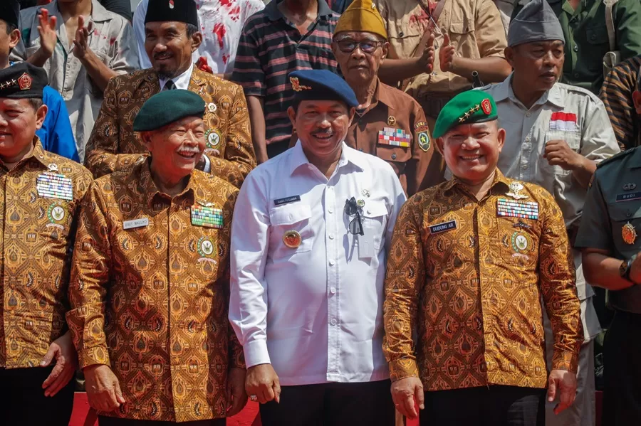 Foto bersama Pj Gubernur Jateng, Nana Sudjana (tengah), dengan anggota Pepabri di Museum Palagan Ambarawa, Kabupaten Semarang, Kamis (12/9/2024).  (Foto: Humas Pemprov Jateng)