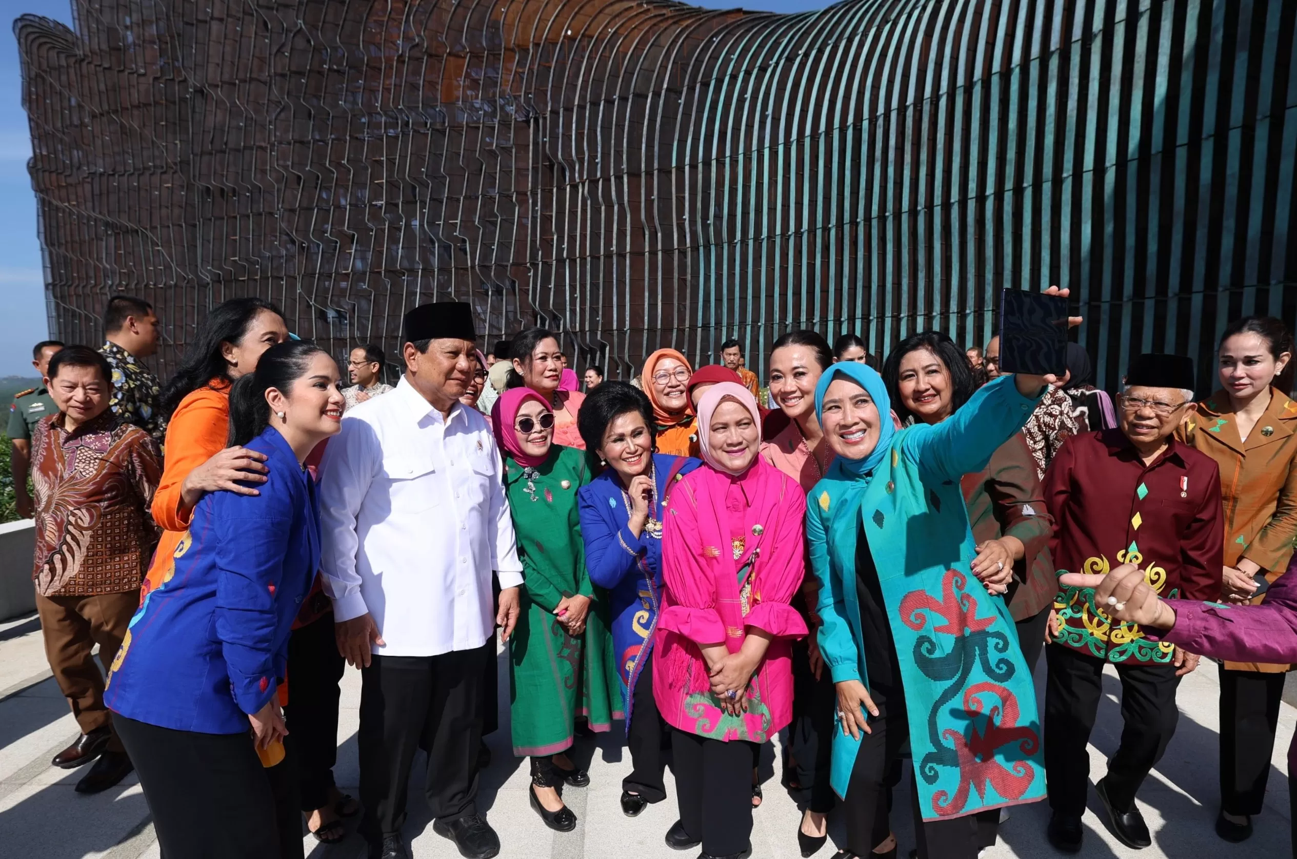 Menhan Prabowo Subianto, berselfie bareng ibu-ibu di IKN, Jumat (13/9/2024). (Foto: Humas Setkab)