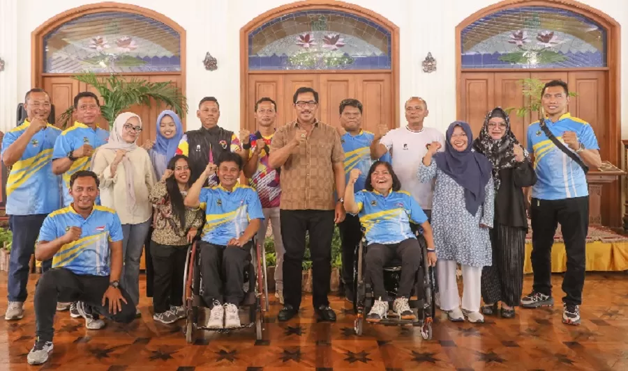 Pj Gubernur Jateng Nana Sudjana bersama atlet penyandang disabilitas yang akan berlaga di Peparnas 2024. (Foto: Humas Pemprov Jateng)