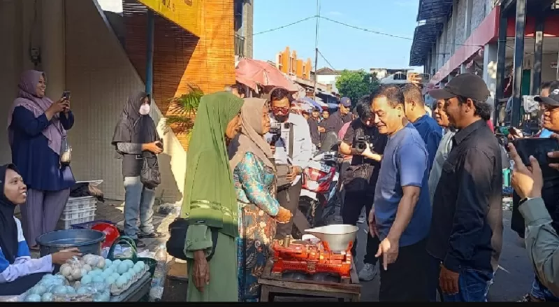 Cagub Jateng Ahmad Luthfi mengunjungi Pasar Rakyat Ir Soekarno di Kabupaten Sukoharjo, Minggu (15/9/2024) pagi.  (Foto: Dok. Tim Ahmad Luthfi)