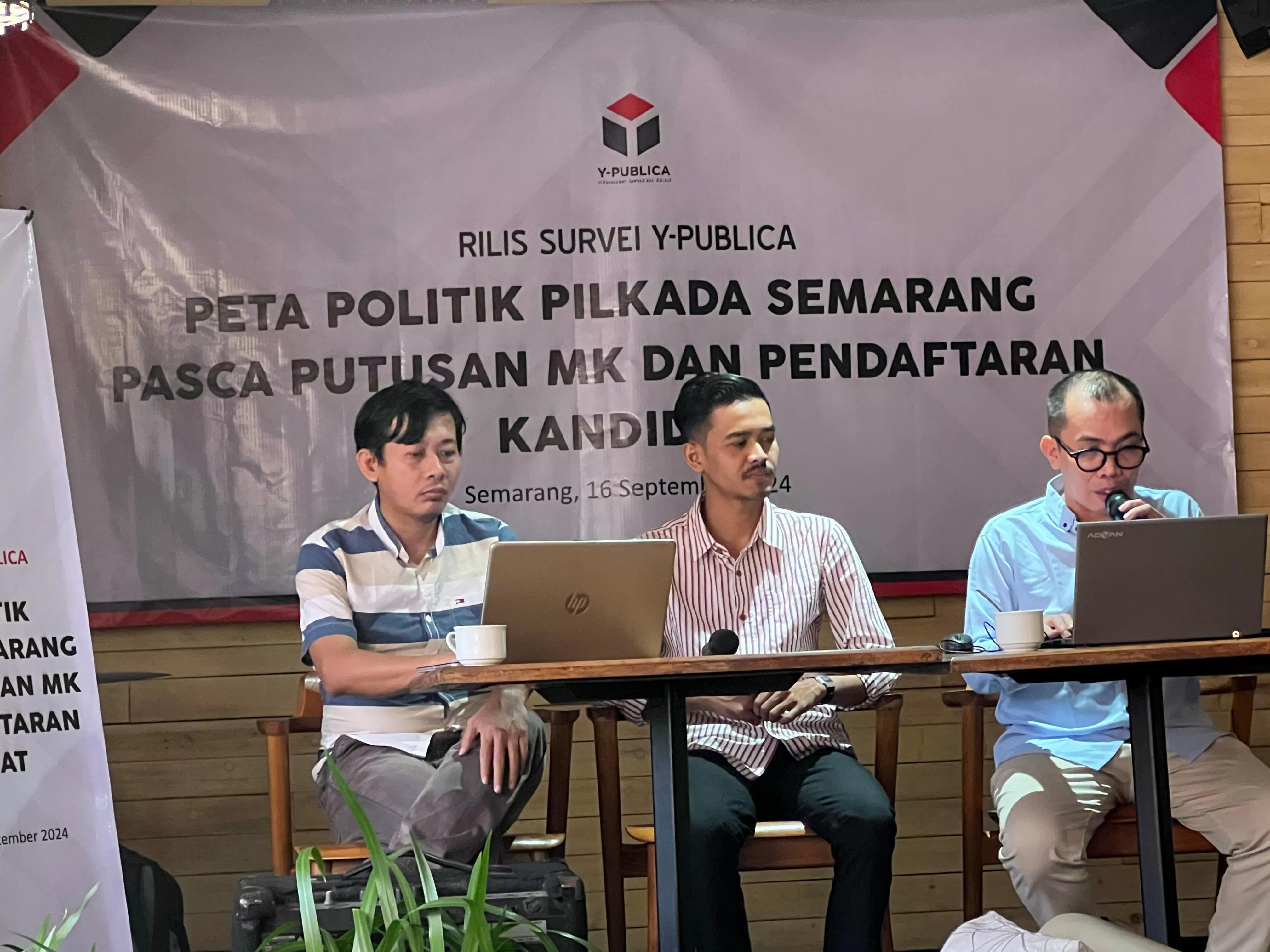 Lembaga Y-Publica saat rilis survei elektabilitas Agustina-Iswar, dan Yoyok-Joko di Pilkada Kota Semarang. (Foto: Dok. Y-Publica)