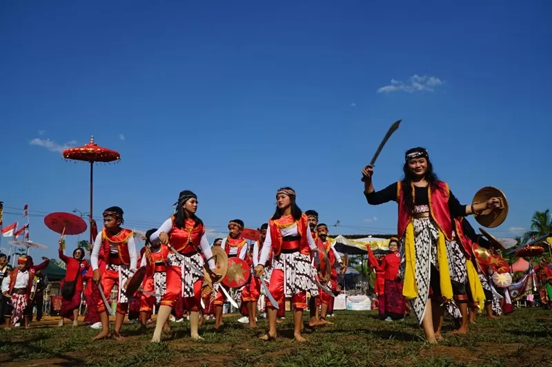 Penampilan dari salah satu keloMpok kesenian di Festival Seni Semarang 2024.  (Foto: Dok. Panitia)