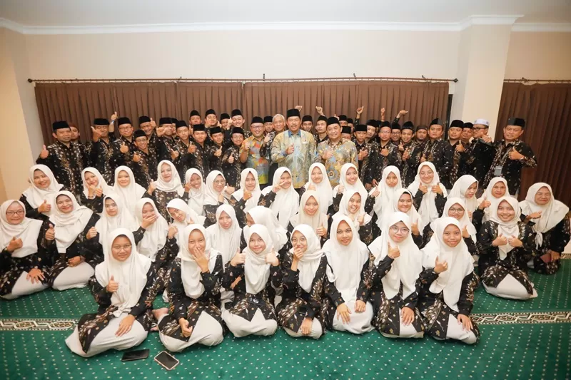 Pj Gubernur , Nana Sudjana, bersama kafilah Jateng di MTQ Nasional ke-XXX.   &nbsp; (Foto: Humas Pemprov)