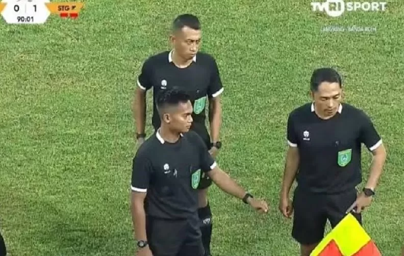 Potret wasit di laga Aceh vs Sulteng dalam ajang PON 2024.  (Foto: X.com/NINOMAHEDAR)