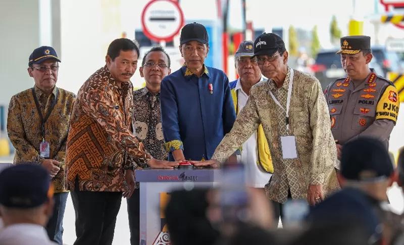 Presiden Jokowi, bersama Pj Gubernur Jateng, Nana Sudjana dan Gubernur DIY, Sri Sultan Hamengkubuwono X, dalam peresmian jalan tol ruas Solo-Yogyakarta-YIA seksi 1 Kartasura-Klaten, Kamis (19/9/2024). (Foto: Humas Pemprov)