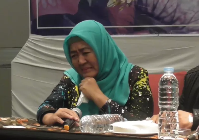 Ibunda Dokter Aulia Risma, dalam jumpa pers, di Semarang Rabu (18/9/2024).   (Foto: Tangkap layar YouTube)