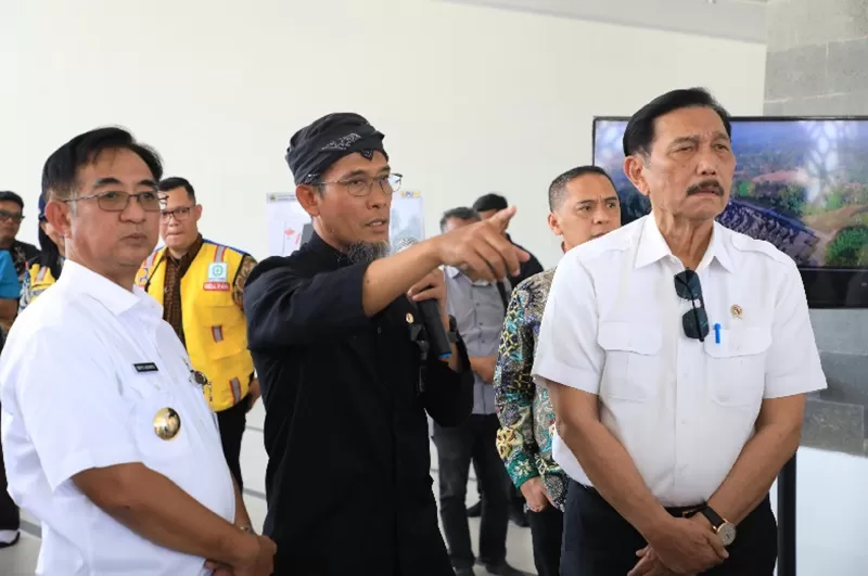 Menko Marvest, Luhut B. Pandjaitan, didmapingi Sekda JAteng, Sumarno, saat meninjau pengembangan kawasan Candi Borobudur sebagai DPSP, Kamis (19/9/2024). (Foto: Humas Pemprov)