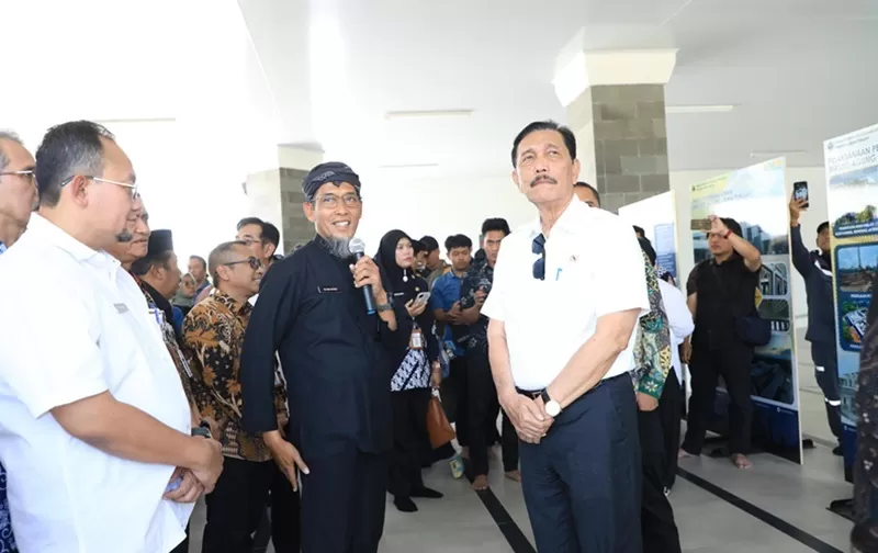 SekdaJateng, Sumarno, saat mendampingi Menko Marvest, Luhut B. Pandjaitan, meninjau pembangunan MAJT Kabupaten Magelang, Kamis (19/9/2024). (Foto: Humas Pemprov)