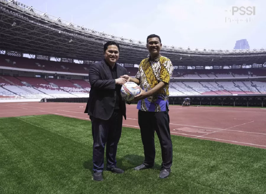 Ketum PSSI Erick Thohir, menerima bola bertandatangan Paus Fransiskus di Stadion Utama GBK, Sabtu (21/9/2024). (Foto: Dok. PSSI)