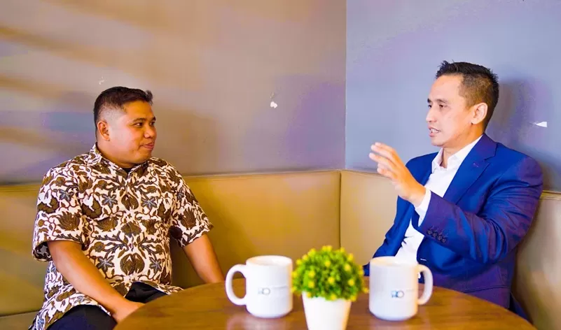 Anggota DPR RI periode 2024-2029 dari Partai Golkar, Firnando Ganinduto (kanan), saat mengikuti Podcast JPP Talks di Jakarta yang digelar Promedia TV (ProTV). (Foto: Dok. JPP)