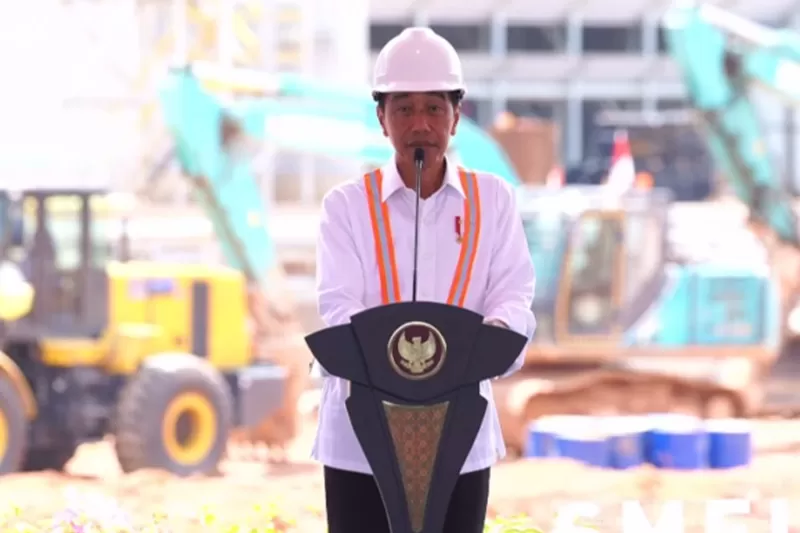 Presiden Jokowi meresmikan Injeksi Bauksit Perdana Smelter Grade Alumina Refinery (SGAR) PT Borneo Alumina Indonesia di Mempawah, Kalbar, Selasa (24/9/2024).  (Foto: Tangkapan layar YouTube BPMI Setpres)