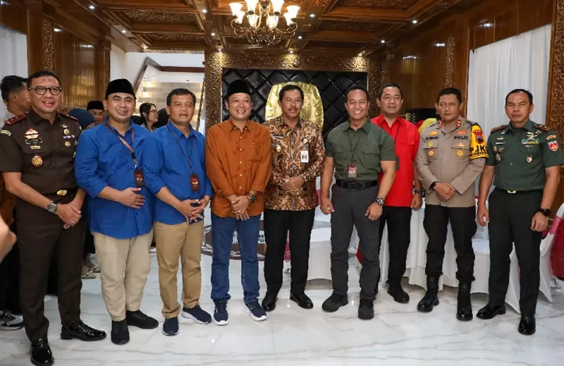 Pj Gubernur Jateng Nana Sudjana, bersama Forkopimda serta kedua pasangan calon Pilgub Jateng 2024, pada deklarasi kampanye damai. (Foto: Humas Pemprov)