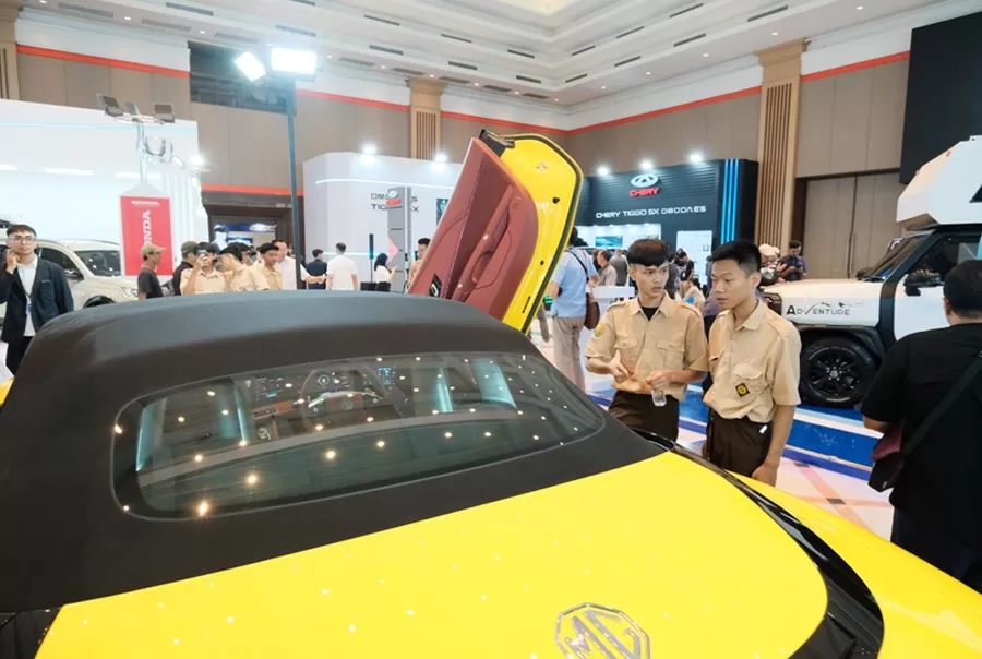 Potret sejumlah pelajar di Pameran Otomotif GIIAS Bandung 2024, Kamis (26/9/2024).  (Foto: Dok. GIIAS)