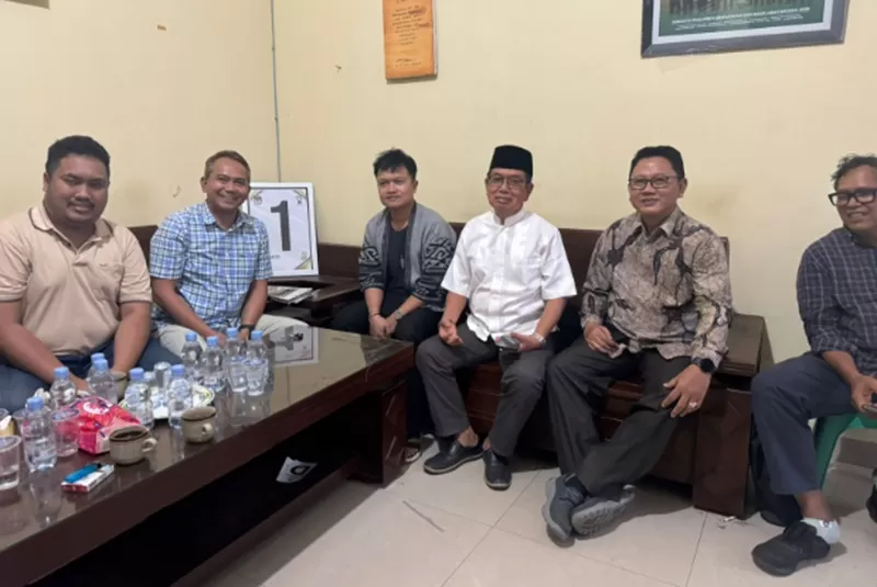 CEO PT Promedia Teknologi Indonesia, Agus Sulistriyono, bersama calon Bupati Batang, Fauzi Fallas, wakilanya, Ahmad Ridwan, Kamis (26/9/2024). (Foto: Dok. Promedia Teknologi Indonesia)