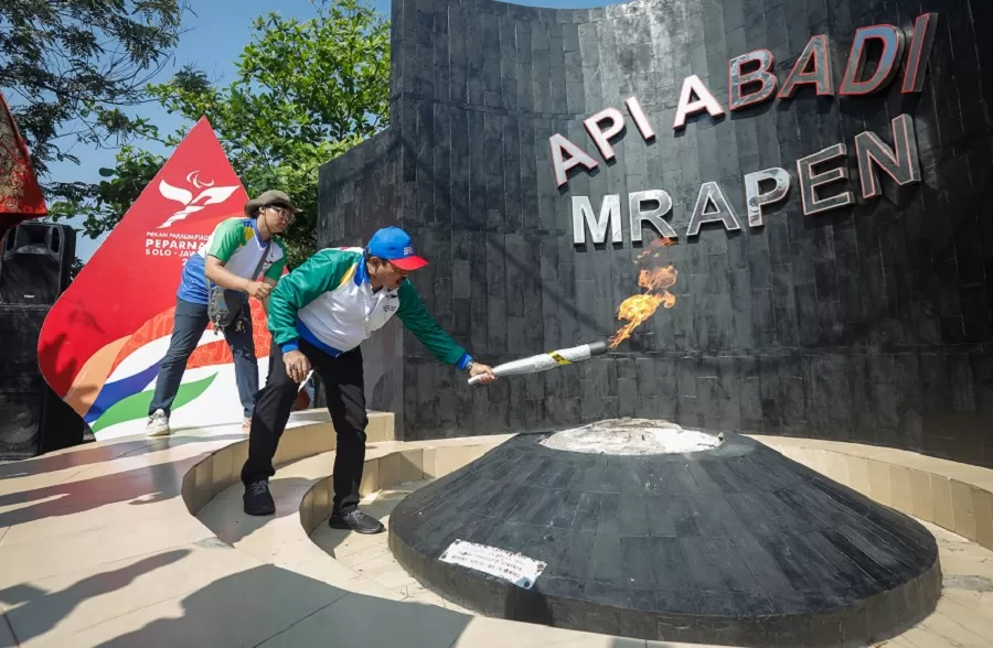 Pj Gubernur Jateng Nana Sudjana mengambil api di Api Abadi Mrapen Grobogan, Sabtu (28/9/2024). Kirab Obor Peparnas 2024 dimulai. (Foto: Humas Pemprov)