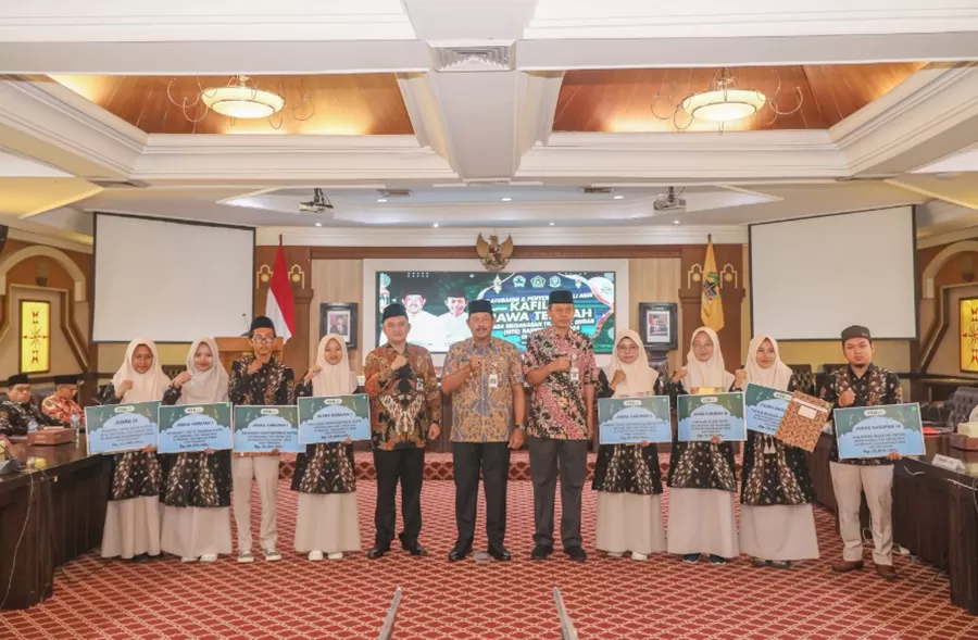 Potret Pj Gubernur Jateng Nana Sudjana, usai penyerahan tali asih kepada Kafilah MTQ Nasional ke-XXX, Jumat (27/9/2024). (Foto: Humas Pemprov)