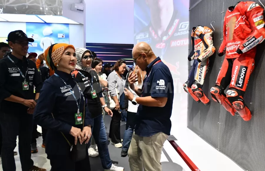 Dirut Pertamina Nicke Widyawati, melihat pakaian balap pada Pertamina MotoGP Experience Gallery di Sirkuit Internasional Pertamina Mandalika, NTB, Sabtu (28/9/2024). (Foto: Dok. Pertamina)