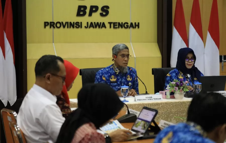 Sekda JAteng, Sumarno dan Kepala BPS Jateng, Endang Tri Wahyuningsih, di Aula Kantor BPS setempat, Senin (1/10/2024). (Foto: Humas Pemprov)