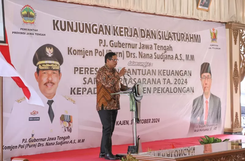 Pj Gubernur Jateng, nana Sudjana, pada peresmian proyek infrastruktur sarana prasarana di Kabupaten Pekalongan, Kamis (3/10/2024). (Foto: Humas Pemprov)