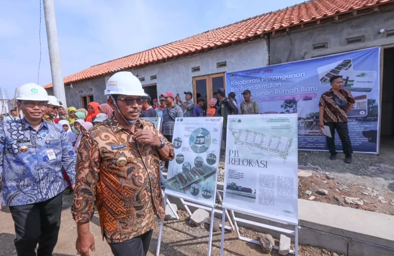 Pj Gubernur Jateng, Nana Sudjana, meninjau pembangunan bantuan rumah gratis di Kabupaten Pekalongan, Kamis (3/10/2024). (Foto: Humas Pemprov)