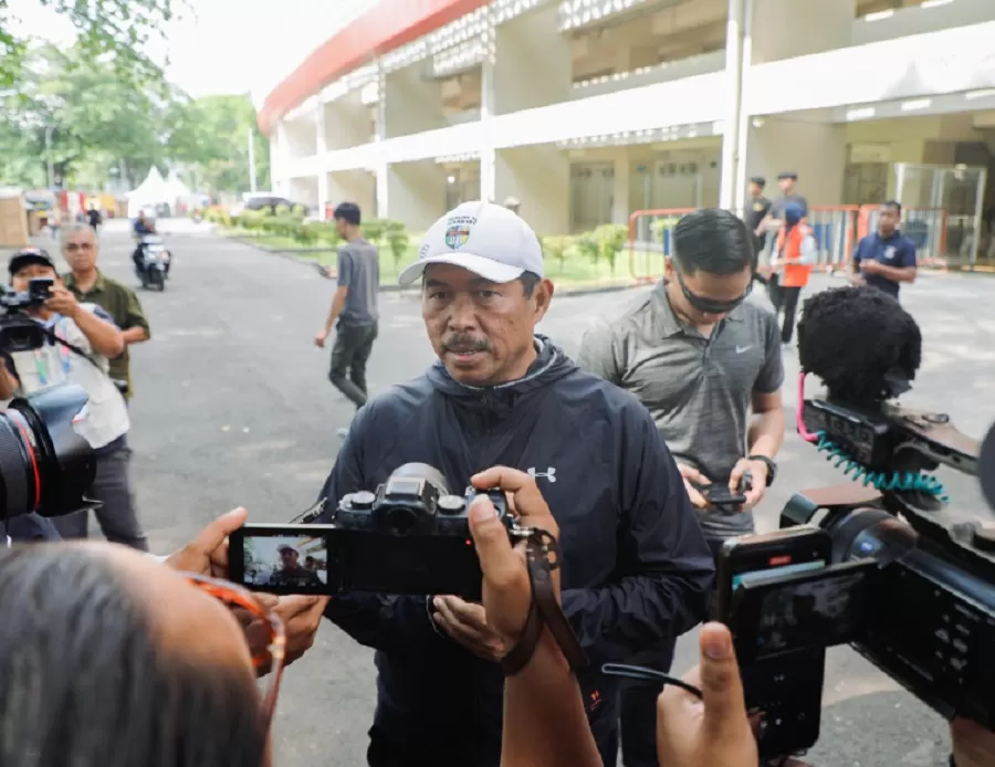 Pj Gubernur Jateng, Nana Sudjana, usaicek venue Peparnas XVII 2024, di kompleks Stadion Manahan, Kota Solo, Sabtu (5/10/2024).  (Foto: Humas Pemprov)