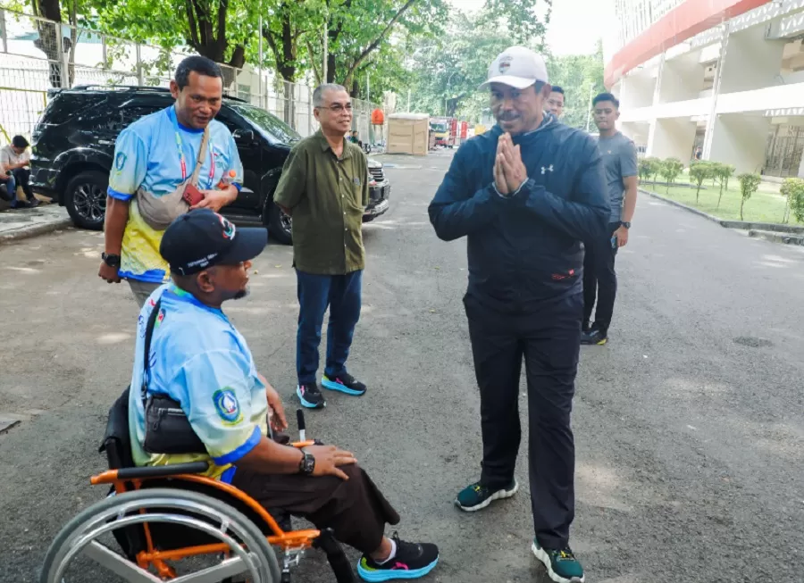 Pj Gubernur Jateng Nana Sudjaan berbicara dengan seorang atlet Peparnas XVII di kompleks Stadion Manahan, Kota Solo, Sabtu (5/10/2024).  (Foto: Humas Pemprov)