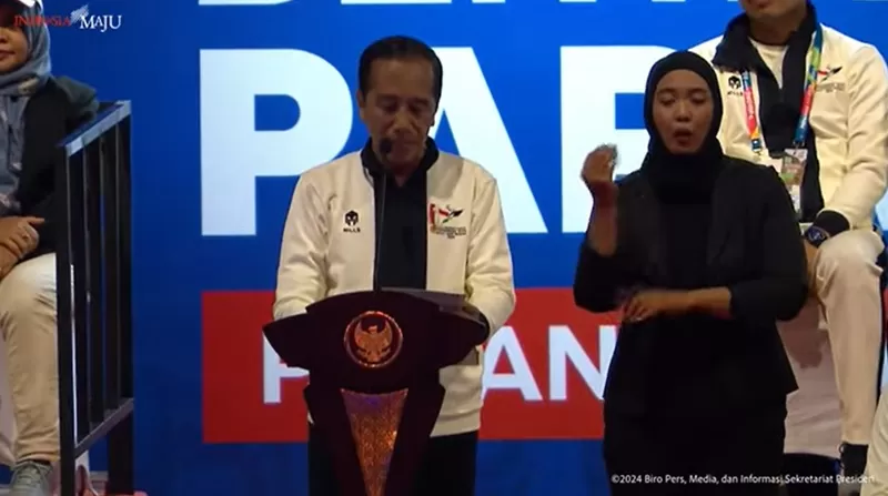 Presiden Jokowi, membuka secara resmi Peparnas XVII 2024, di Stadion Manahan, Solo, Jateng, Minggu (6/10/2024) malam.  (Foto: YouTube Setpres)