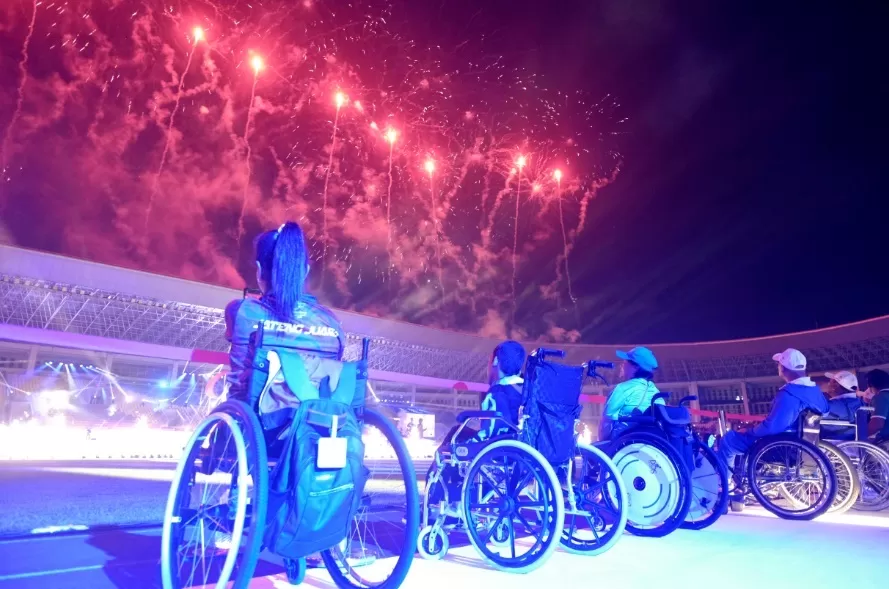 Atlet menyaksikan kembang api pada Upacara Pembukaan Pekan Paralimpiade Nasional (Peparnas) XVII di Stadion Manahan, Solo, Minggu (6/10/2024) malam. (Foto: PB Peparnas / Arnold Simanjuntak)