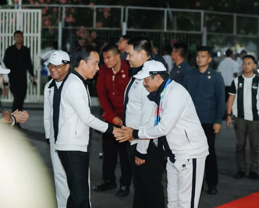 Pj Gubernur Jateng Nana Sudjana, saat menyambut Presiden Jokowi pada upcara pembukaan Peparnas XVII 2024 di Stadion Manahan Solo, Minggu (6/10/2024) malam. (Foto: Humas Pemprov)