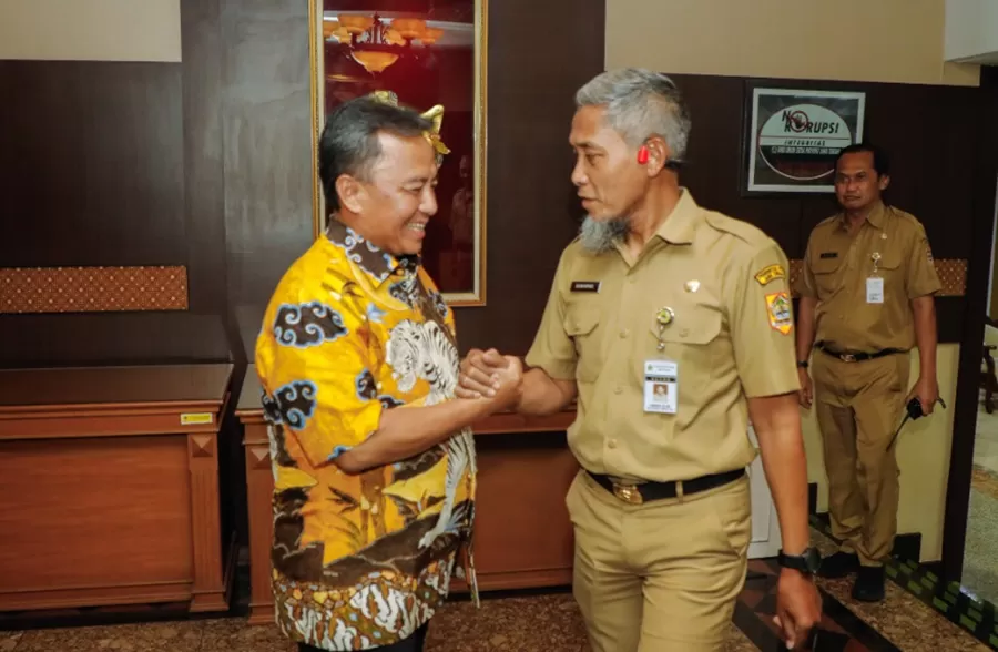 Sekda Jateng, Sumarno, dan Sekda Jabar, Herman Suryatman  di Kantor Gubernur Jateng, Senin (7/10/2024), bahas kerja sama optimalisasi Bandara Kertajati. (Foto L Humas Pemprov)