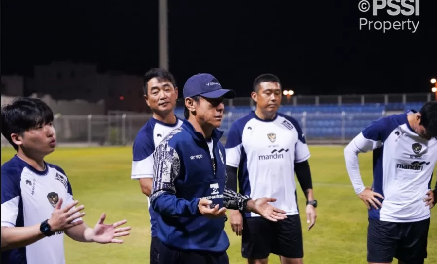 Pelatih Shin Tae-yong, saat memimpin latihan perdana Timnas Indonesia di Hamad Town Youth & Sports Ground, pada Minggu (6/10/2024) malam.  (Foto: PSSI)