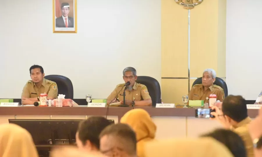 Sekda Jateng, Sumarno (tengah) saat membuka Rakor Mudik dan Balik Rantau Gratis Jateng 2025 di Gedung C Setda Jateng, Senin (7/10/2024).  (Foto: Humas Pemprov)