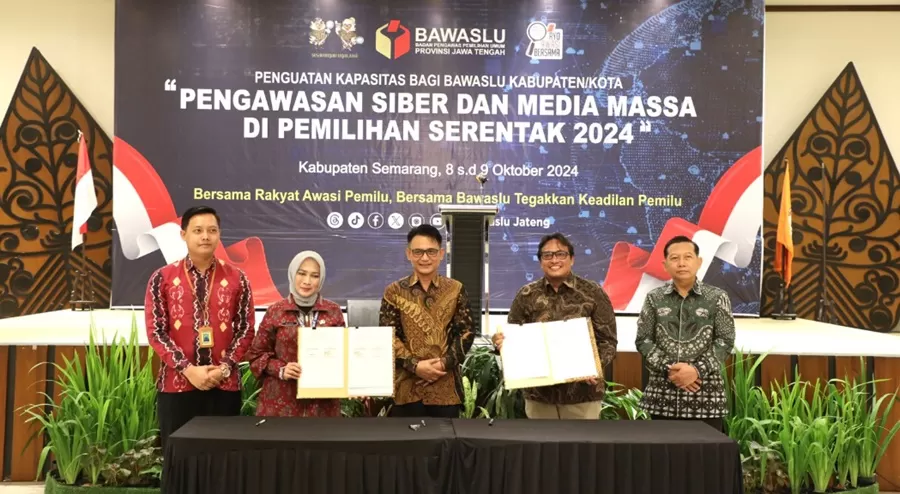 Foto bersama usai penandatangan MoU antara Bawaslu Jateng dan Diskominfo Jateng, terkait kerja sama pengawasan konten siber di Pilkada serentak 2024, Selasa (8/10/2024).  (Foto: Dok. Diskominfo Jateng)