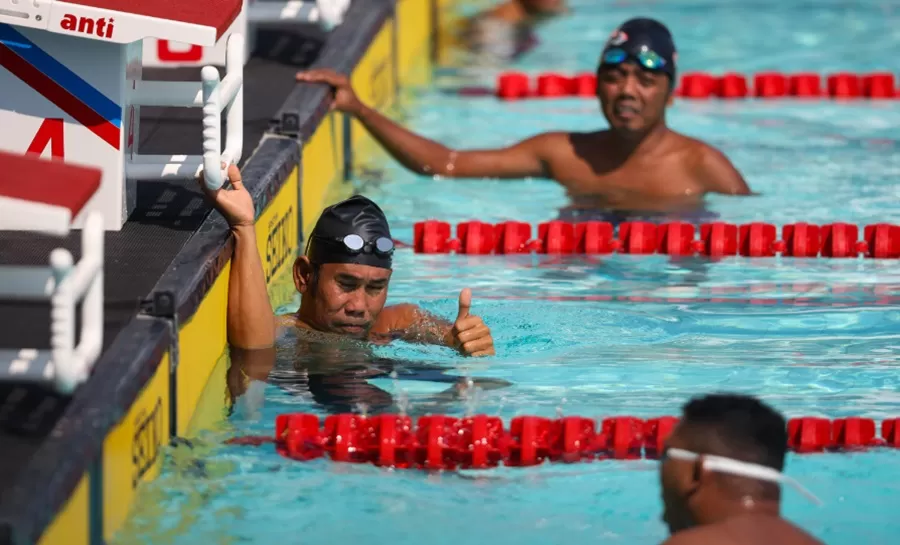 Perenang Kalimantan Barat, Erlansyah (mengacungkan jempol), meraih medali emas nomor 400 meter gaya bebas kategori S8 Peparnas XVII Solo 2024, Senin (7/10/2024).  (Foto: PB Peparnas XVII/Dwi Prasetya.)