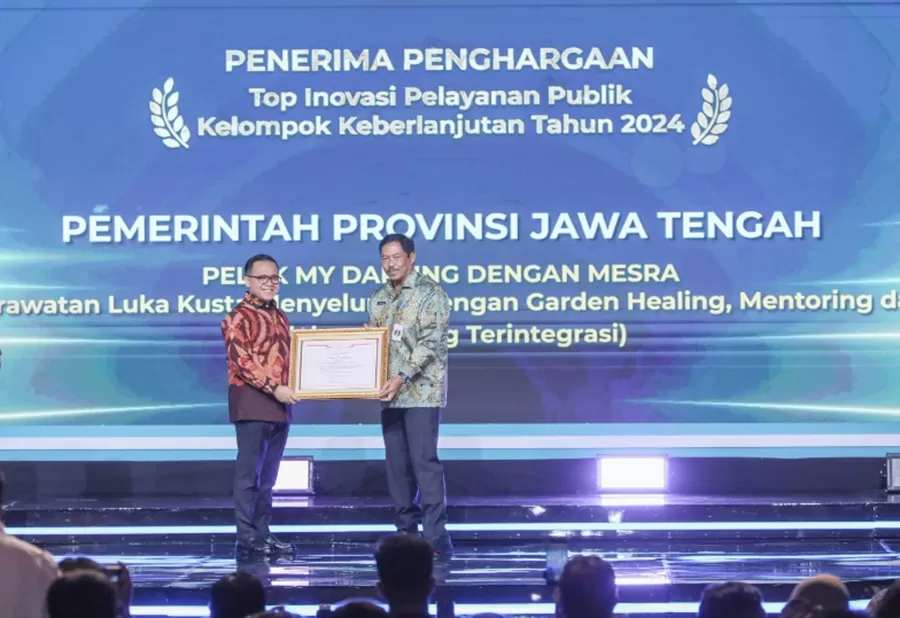 Pj Gubernur Jateng, Nana Sudjana, menerika penghargaan dari Menpan-RB, Abdullah Azwar Anas, pada acara Gebyar Pelayanan Prima Tahun 2024 di Jakarta, Selasa (8/10/2024).  (Foto: Humas Pemprov)