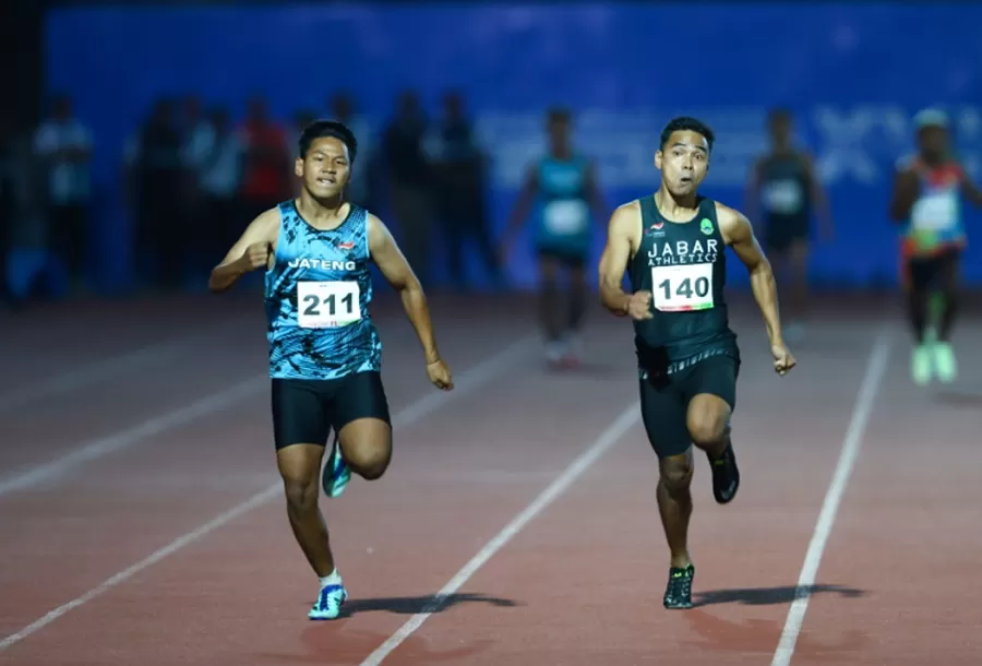 Dua pelari dari Jateng dan Jabar dalam pertandingan cabor para atletik Peparnas XVII 2024, di Stadion Sriwedari Solo. (Foto: PB Peparnas )