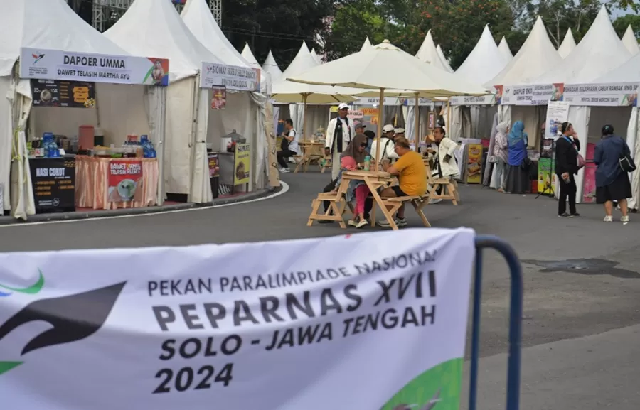 Booth UMKM berjejer di sekitaran Stadion Manahan, Solo., pada ajang peparnas XVII 2024. (Foto: PB Peparnas XVII 2024)