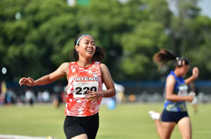 Potert atlet putri para-atletik asal Jateng, Mei Dista Afdarista, yang mendulang dua emas di Peparnas XVII 2024, Selasa (8/10/2024) di Stadion Sriwedari, Solo.  (Foto: Andre/kemenpora.go.id)