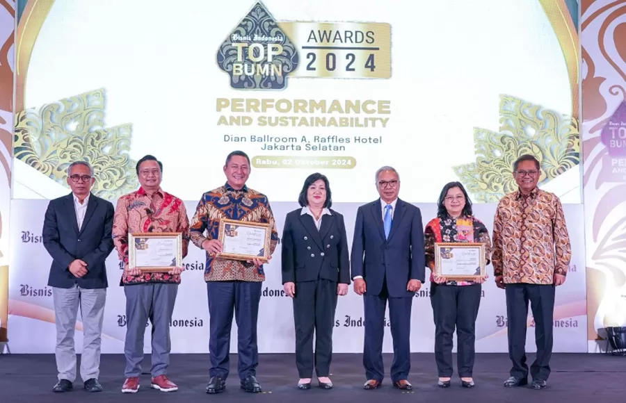 Jajaran pimpinan BRI saat menerima tiga penghargaan bergengsi pada ajang Top BUMN Awards 2024. (Foto: Dok. BRI)