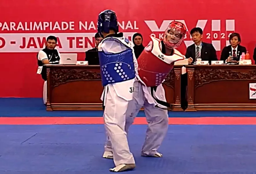 Atlet Para-Taekwondo Teguh Jiwangga (kanan merah) saat bertanding dalam klasifikasi k41-42 di Audotorium UNS Solo, pada Selasa (8/10/2024).  (Foto: PB Peparnas XVII)