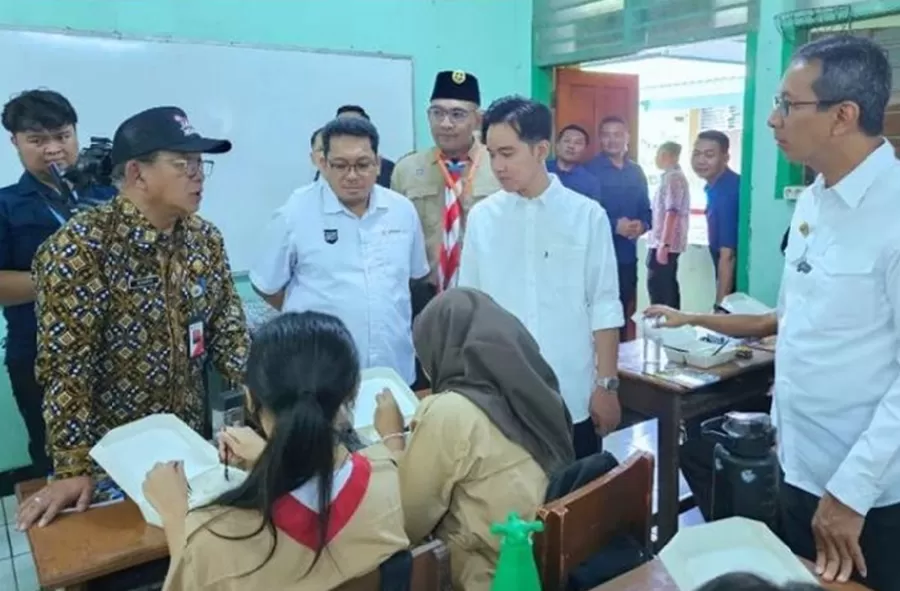 Potret Wakil Presiden RI Terpilih Gibran Rakabuming Raka saat berkunjung ke SMAN 70 Jakarta untuk melakukan uji coba makan gratis, simak ulasan selengkapnya.  (Foto: Instagram.com/@sman70jakarta)