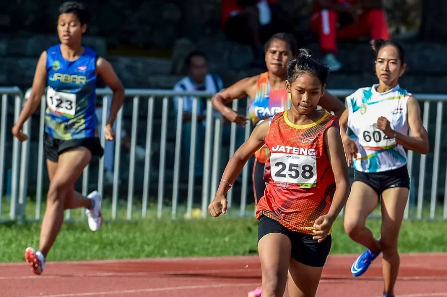 Potret atlet lari Jateng, Vitasari (depan), pada final para atletik nomor 400 M T37-38 putri Peparnas XVII 2024, di Stadion Sriwedari, Solo, Kamis (10/10/2024). ( Foto: PB Peparnas XVII/Agung Supriyanto)