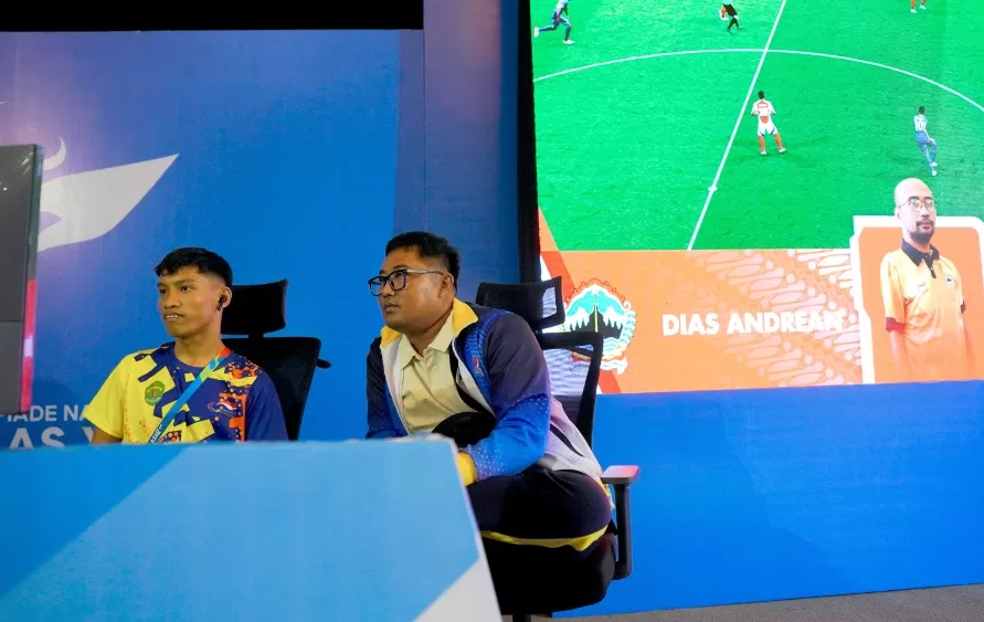 Atlet para E-Sport asal Kalimantan Timur, Alvino Adam Prayoga (kiri) bertanding di babak penyisihan grup E-Football Tuna Daksa Peparnas XVII Solo 2024, Rabu (9/10/2024). (Foto: PB Peparnas XVII/Rasyidin Panggabean)