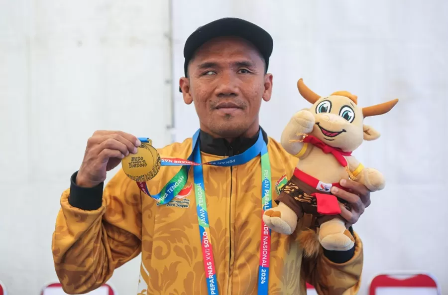 Atlet Jateng, Lutfi Afandi, peraih medali emas, sekaligus pemecah rekos Nasional para-renang gaya kupu-kupu 50m putra S11.  (Foto: PB Peparnas XVII/Agoes Rudianto)