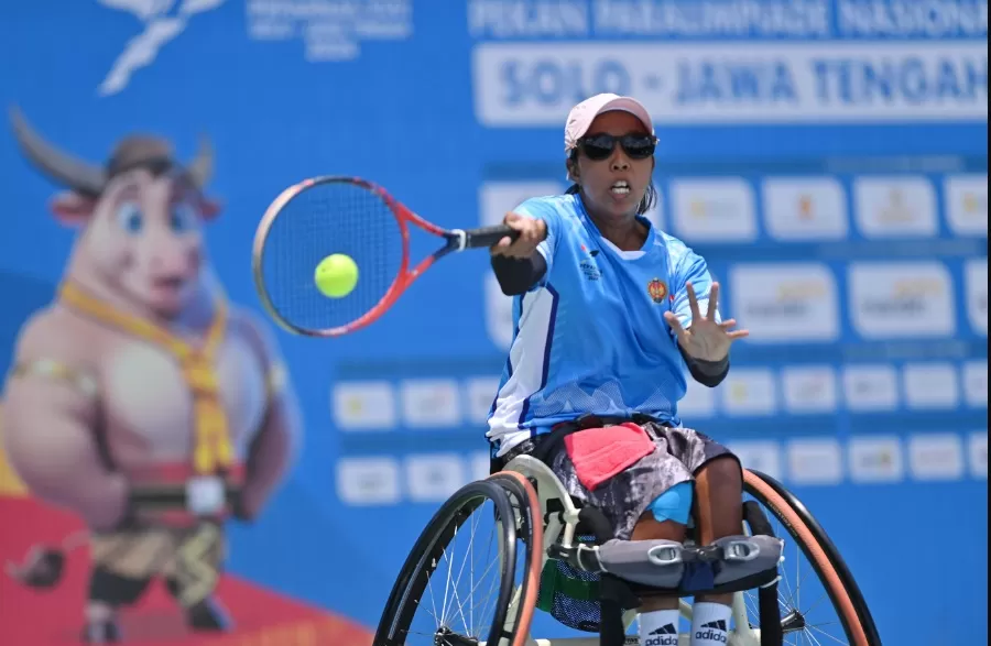 Atlet DIY, Ndaru Patma Putri, saat bertanding pada babak semifinal tunggal putri tenis kursi roda Peparnas XII SOlo 2024, di Lapangan Tenis manahan, Surakarta, Jateng, Rabu (9/10/2024).  (Foto: PB Peparnas XVII/Wawan H Prabowo)